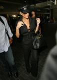 th_22125_Celebutopia-Victoria_Beckham_arrives_in_Los_Angeles_showing_off_her_black_bra-06_122_1092lo.jpg