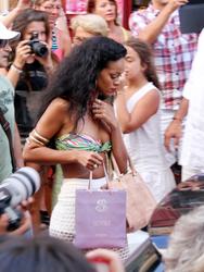 th_335746770_RihannashoppinginSt.Tropez23.7.2012_165_122_243lo.jpg