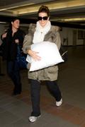 th_191167309_Celebutopia_NET.Kate_Beckinsale_arrives_into_LAX_Airport.03_25_2011.HQ.1_122_336lo.jpg