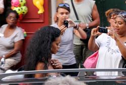 th_335854968_RihannashoppinginSt.Tropez23.7.2012_172_122_412lo.jpg