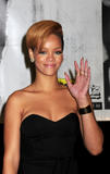 th_97869_celebrity-paradise.com_Rihanna_Best_0118_123_552lo.jpg