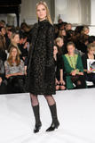 th_00847_Oscar_de_la_Renta_Fall-WInter_2008_2009_Runway_Pictures_12326_jpg_122_691lo.jpg