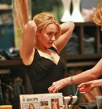 th_53328_Hayden_Panettiere_Shopping_in_Beverly_Hills_020507_5_122_72lo.jpg