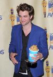 http://img149.imagevenue.com/loc1102/th_58219_56_Robert_Pattinson_5_122_1102lo.jpg