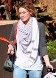 http://img149.imagevenue.com/loc923/th_55917_Hilary_Duff_buys_beauty_supplies_in_Burbank-024_122_923lo.JPG